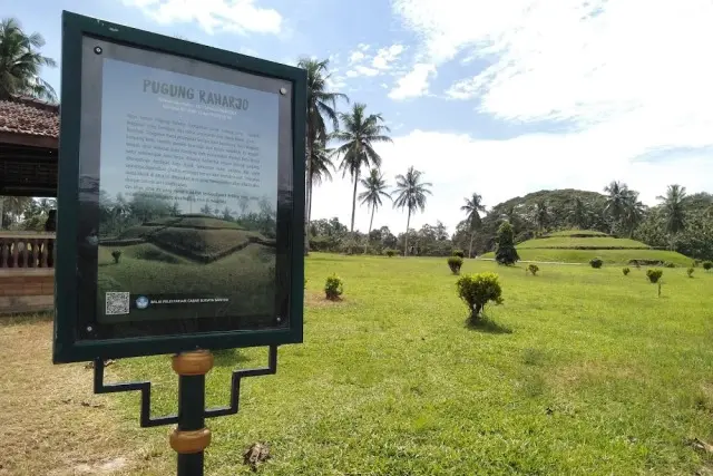 Alamat Taman Purbakala Pugung Raharjo