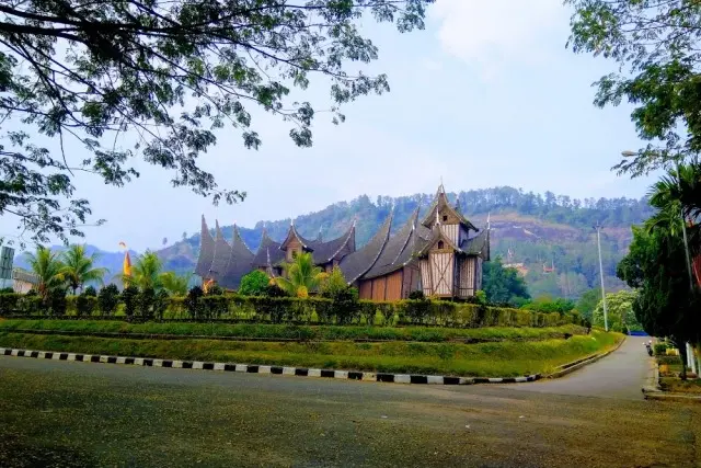 Alamat dan Harga Tiket di Istano Basa Pagaruyung