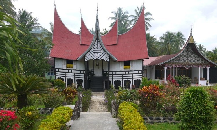 Daya Tarik Istano Silinduang Bulan