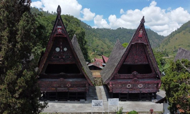 Istana Raja Sisingamangaraja - Sejarah, Koleksi & Lokasi