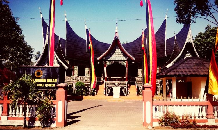 Istano Silinduang Bulan - Sejarah, Daya Tarik, Lokasi & Ragam Aktivitas