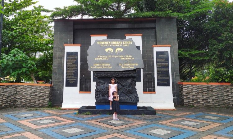 Aktivitas Seru Tugu Gempa Padang