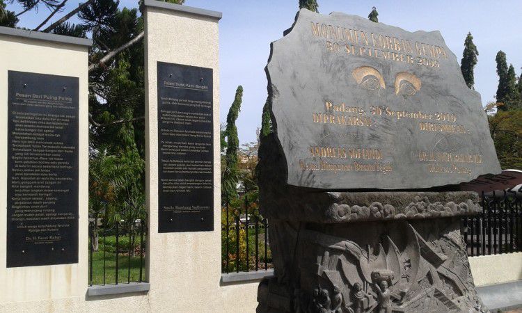 Sejarah Tugu Gempa Padang