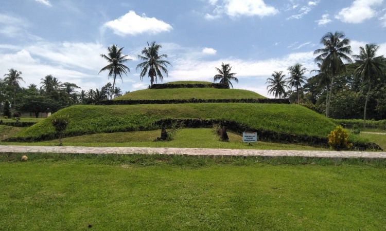 Taman Purbakala Pugung Raharjo