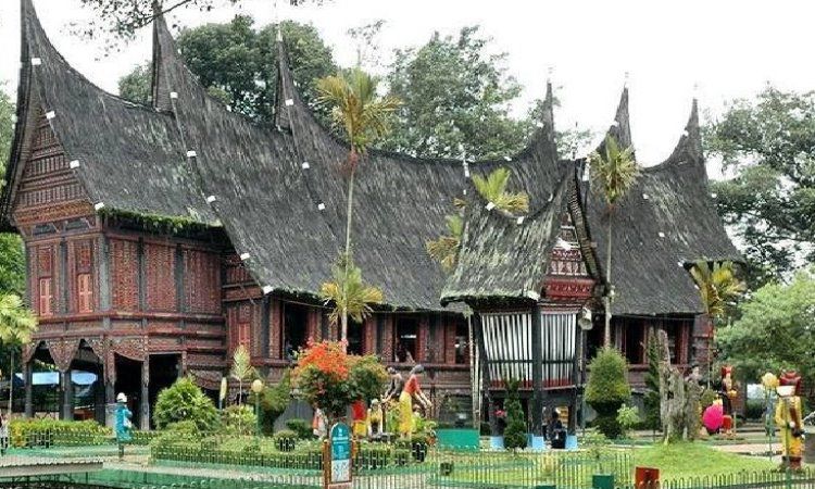 Fasilitas Museum Rumah Adat Baanjuang