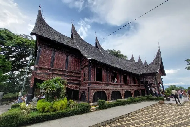 Sejarah Singkat Museum Rumah Adat Baanjuang