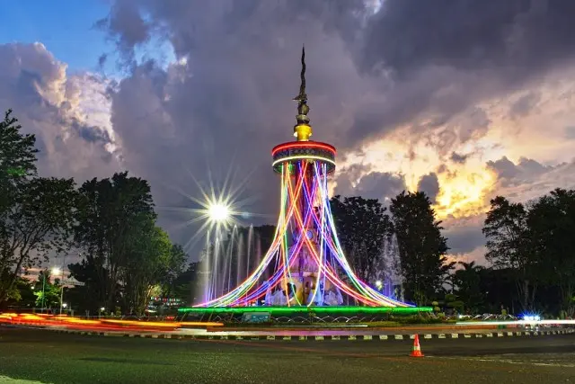 Fasilitas Tugu Keris Siginjai