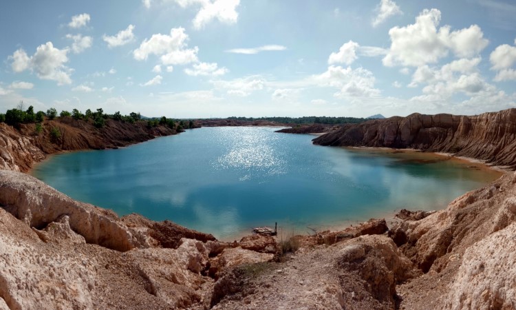 Danau Ampar Red Hill