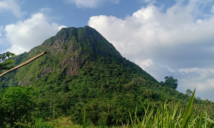 Lantai Gunung Batu dan Batu Monyet
