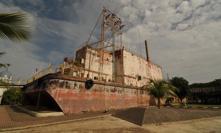 Wisata di Banda Aceh, PLTD Apung 1