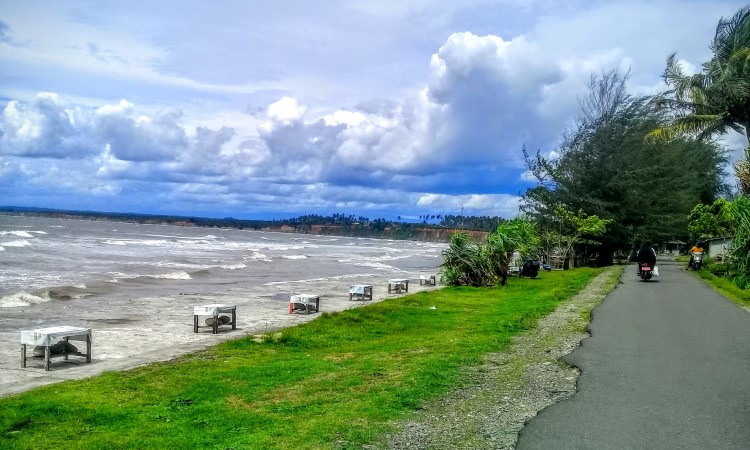 Pantai Pasar Bawah atau Pantai Duayu Sekundang