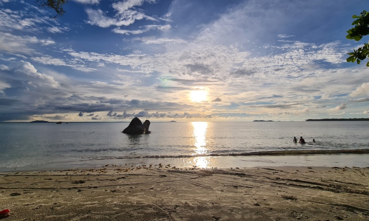 Wisata di Pulau Bangka, Pantai Romodong