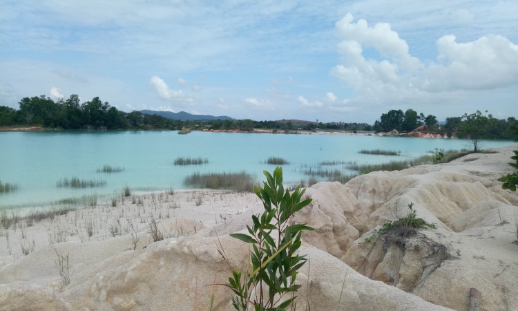 Danau Biru Kawal