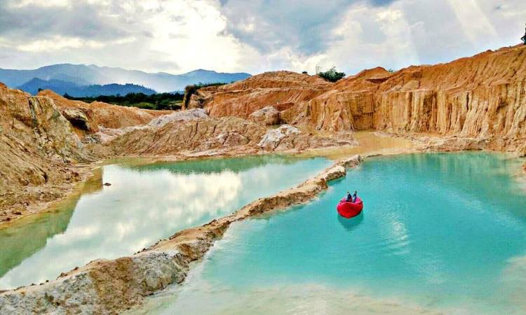 Danau Biru Tambang Kapur Batu Padas
