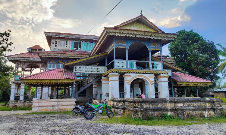 Istana Niat Lima Laras