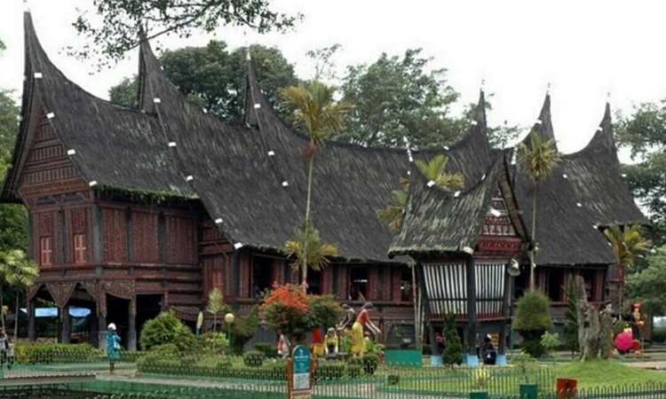 Rumah Adat Baanjuang Puti Bungsu