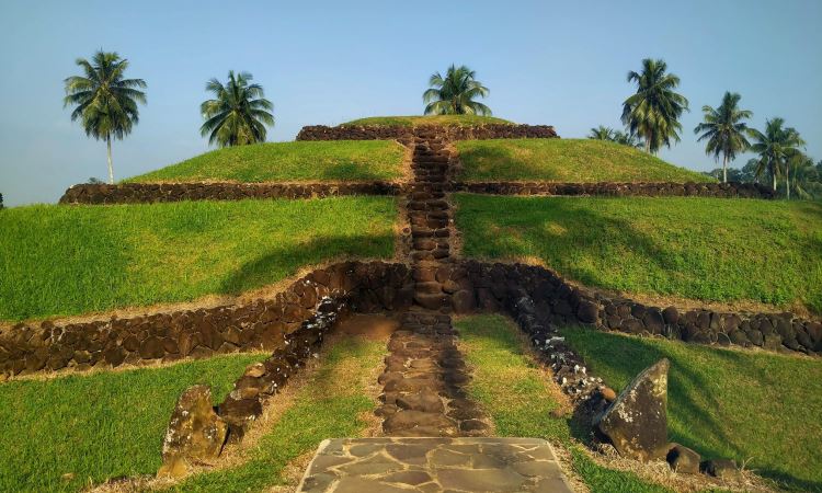 Taman Purbakala Pugung Raharjo
