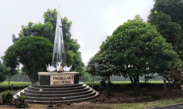 Tugu Pagar Alam Kota Bunga