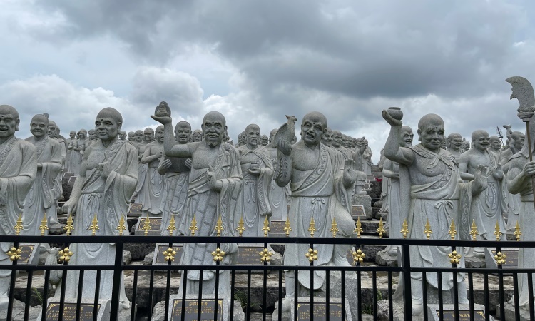 Vihara Patung 1000 Wajah