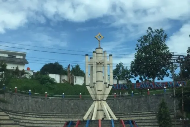 Tugu Emas Empat Lawang