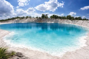 Danau Kaolin, Danau Biru Bekas Tambang yang Unik & Eksotis di Belitung