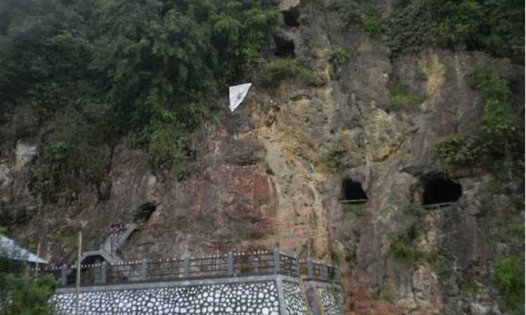 Lobang (Goa) Kacamata