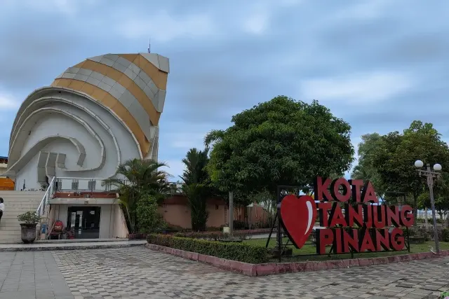 Monumen Gongong Raksasa