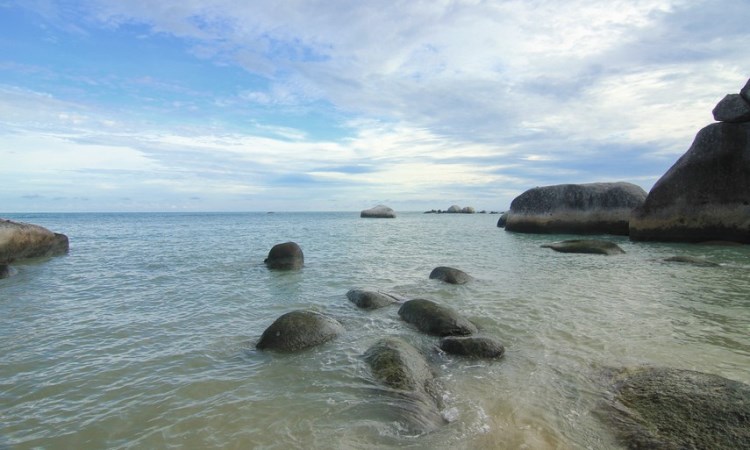 Pantai Penyabong