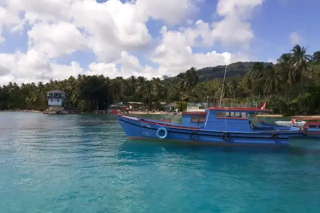 Pantai Tanjung Momong