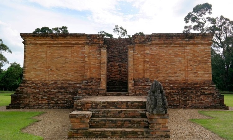 Wisata Candi Gumpung