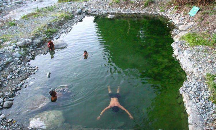 Kolam Air Panas Alami Beungga