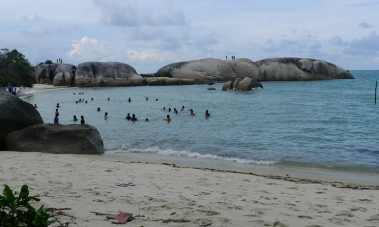 Pantai Penyabong