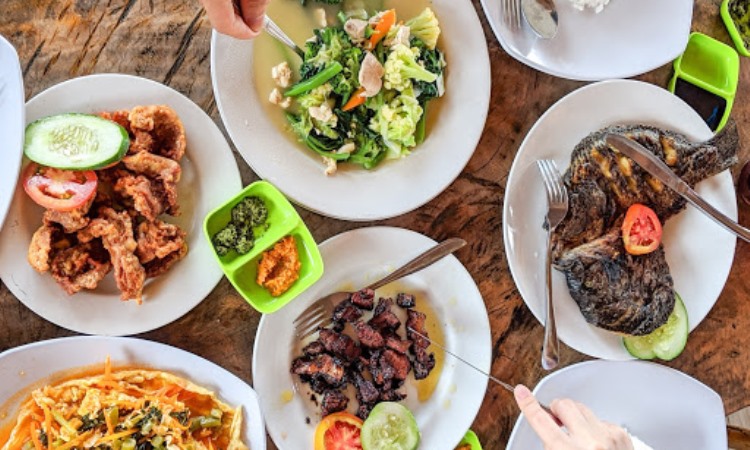 10 Restoran & Tempat Makan di Samosir yang Paling Enak