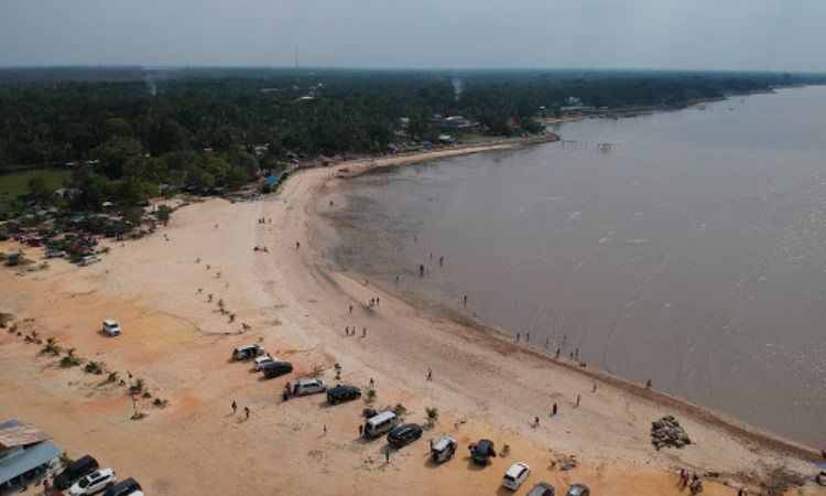 Pantai Teluk Makmur