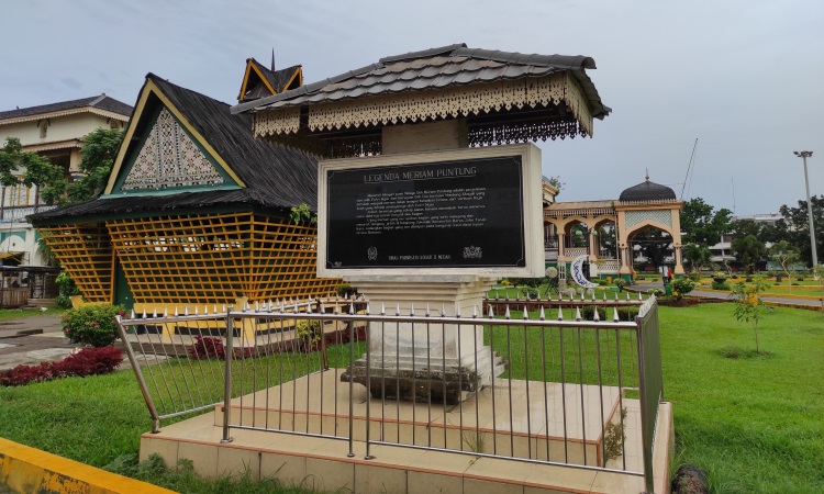 Alamat Istana Maimun