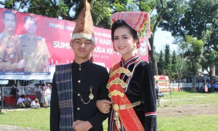 Pakaian Adat Suku Batak Simalungun