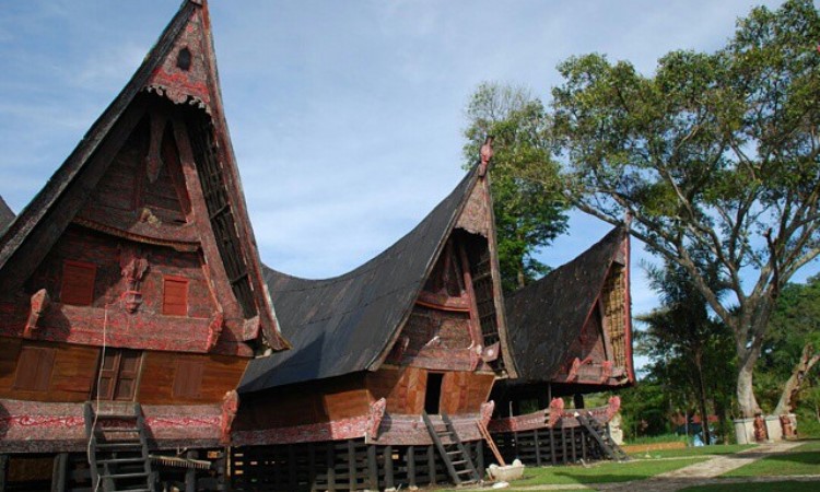 8 Rumah Adat Sumatera Utara & Keunikannya