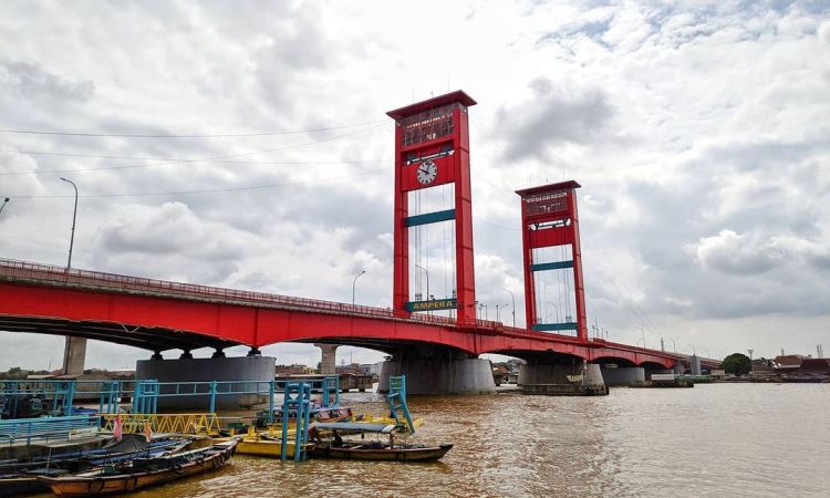 Kegiatan di Jembatan Ampera