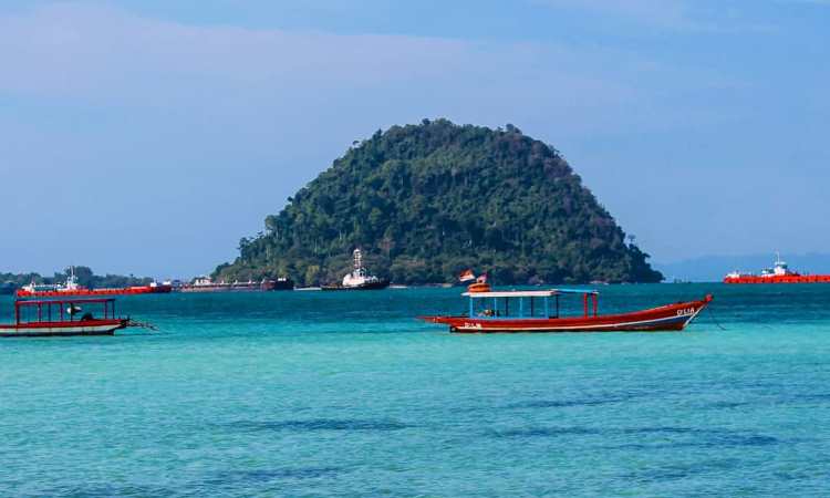 Kegiatan di Pantai Pasir Putih