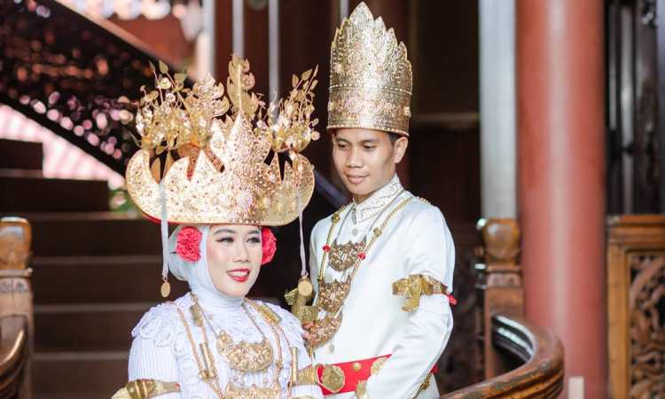 Susunan Pakaian Adat Lampung