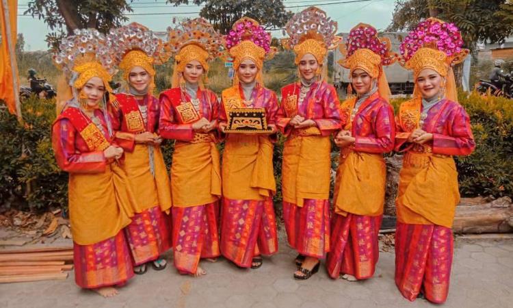 Ciri Khas Kebaya Labuh & Teluk Belanga