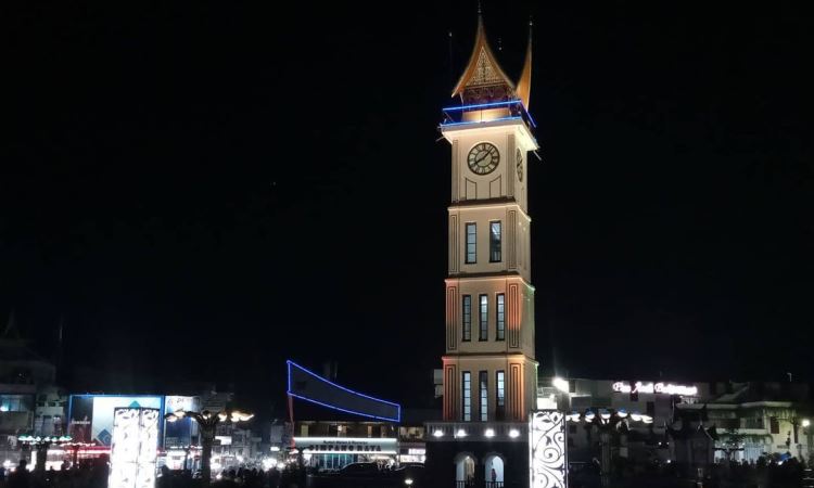 Kegiatan di Jam Gadang