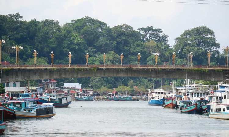 Kegiatan di Jembatan Siti Nurbaya