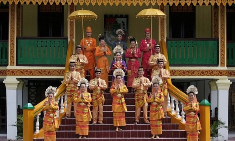 Kebaya Labuh & Teluk Belanga - Keunikan Pakaian Adat Tradisional Riau