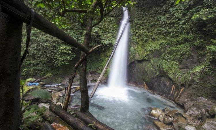 Pesona Keindahan Air Terjun Tongkat yang Unik di Langkat