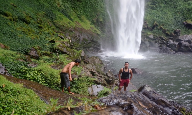 Kegiatan Menarik Air Terjun Putri Malu