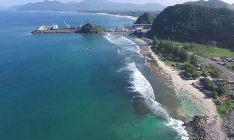 Pantai Lhoknga, Pantai Eksotis Favorit Peselancar di Aceh Besar