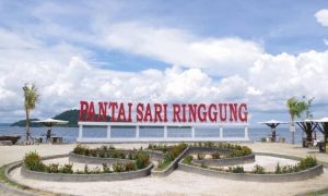Pantai Sari Ringgung, Pantai Cantik dengan Pesona Masjid Terapung & Pulau Kecil