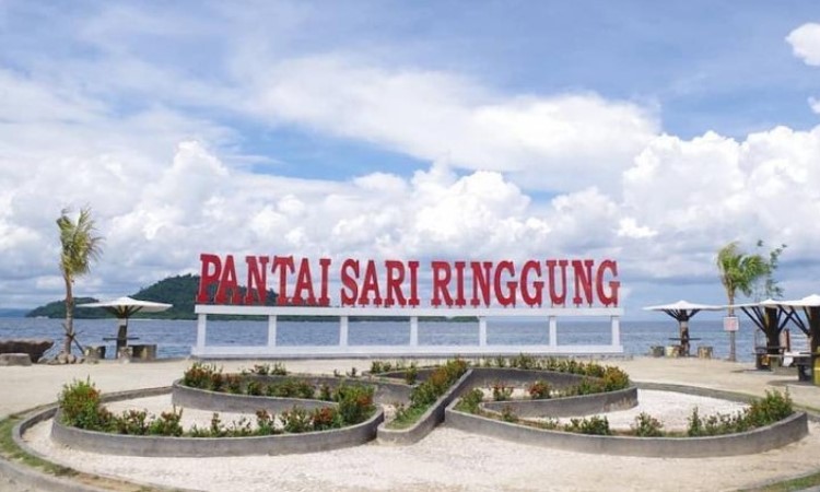Pantai Sari Ringgung, Pantai Cantik dengan Pesona Masjid Terapung & Pulau Kecil