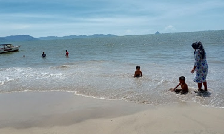 Kegiatan Dilakukan di Pantai Pandan